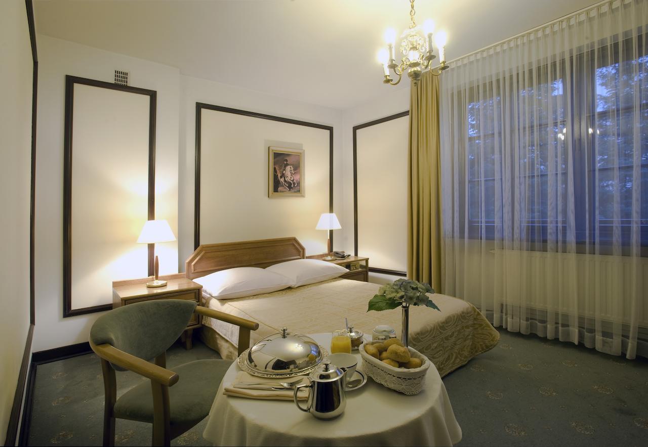 Hotel "Zajazd Napoleonski" Warsaw Room photo